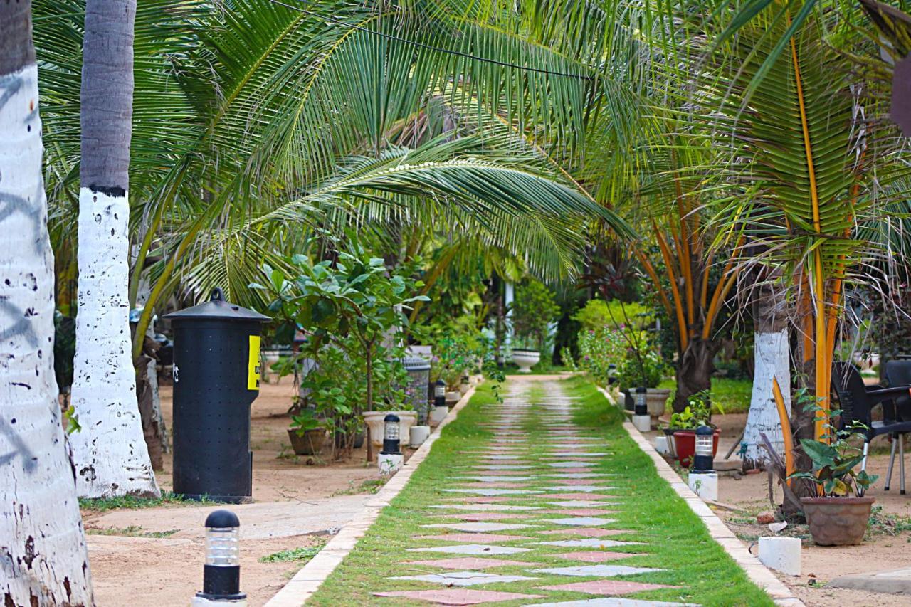 Coconut Beach Lodge Trincomalee Extérieur photo