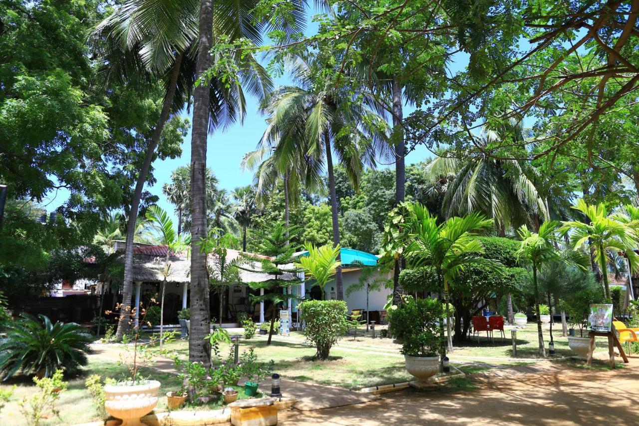 Coconut Beach Lodge Trincomalee Extérieur photo