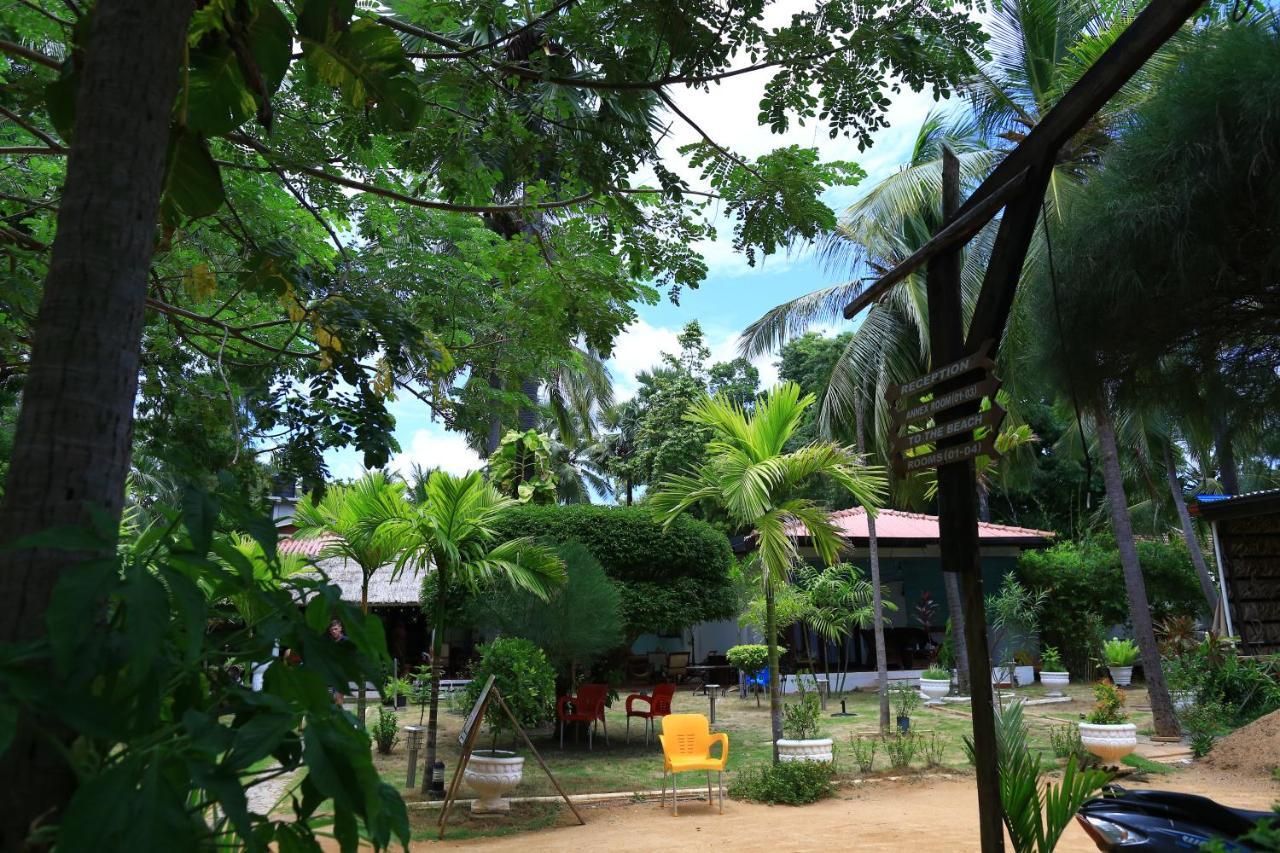 Coconut Beach Lodge Trincomalee Extérieur photo