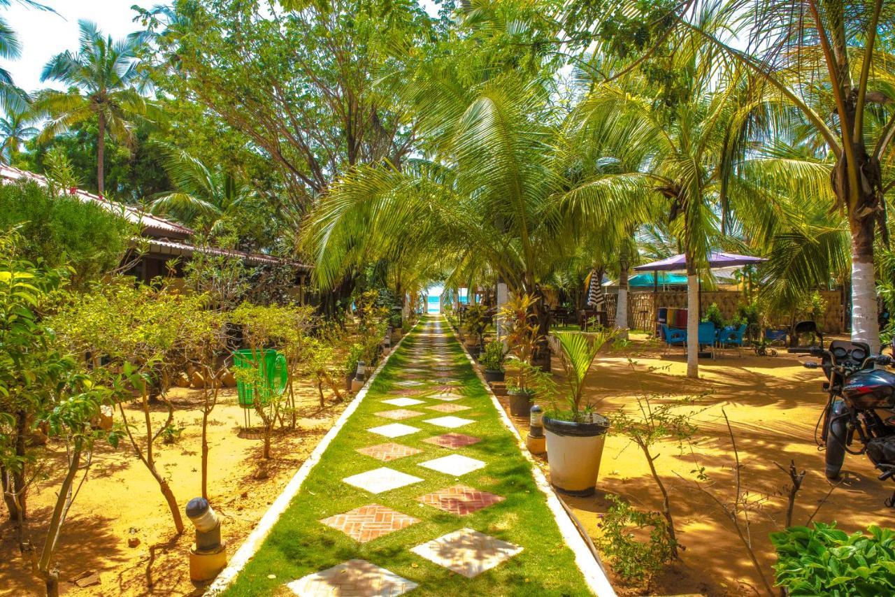 Coconut Beach Lodge Trincomalee Extérieur photo