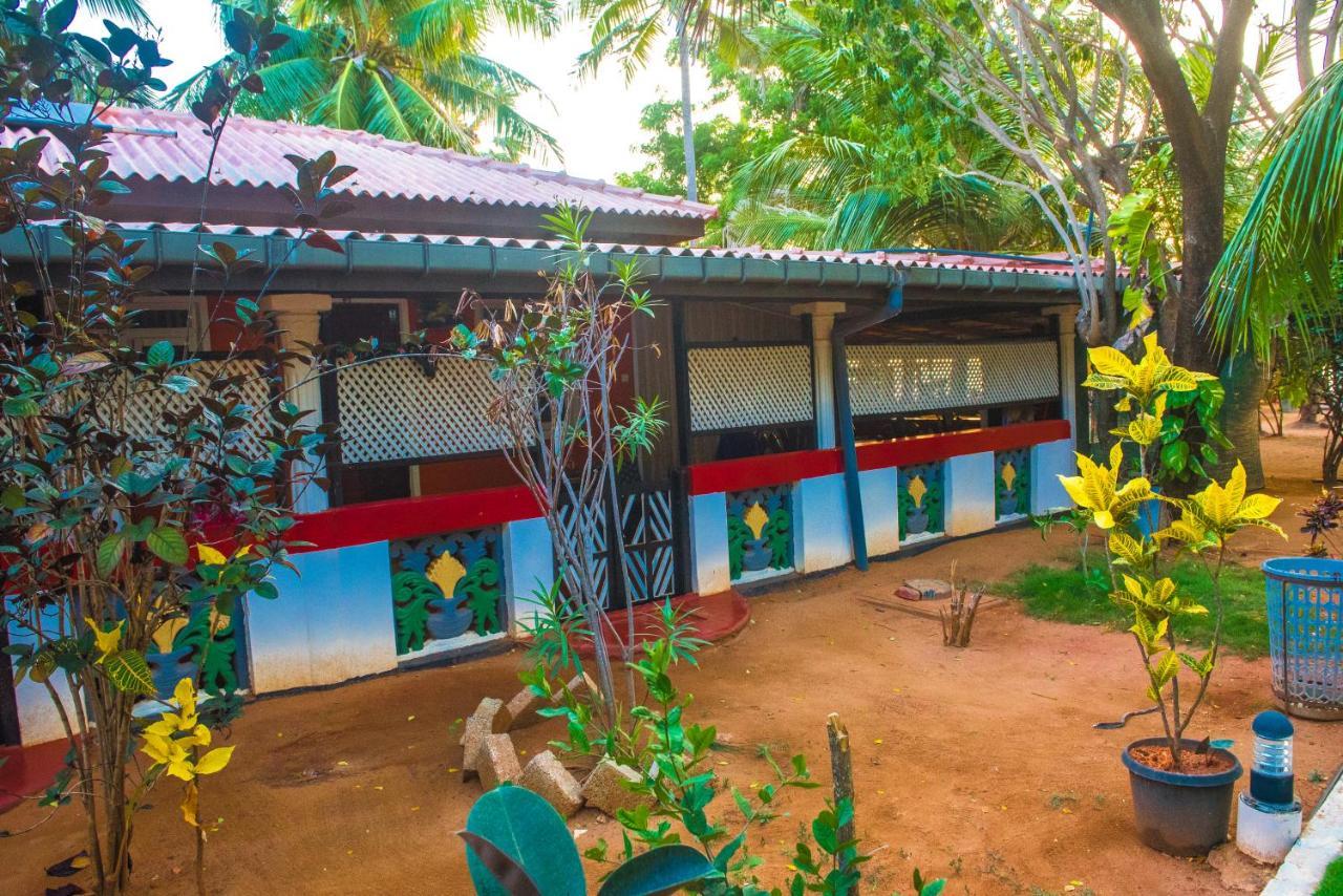 Coconut Beach Lodge Trincomalee Extérieur photo